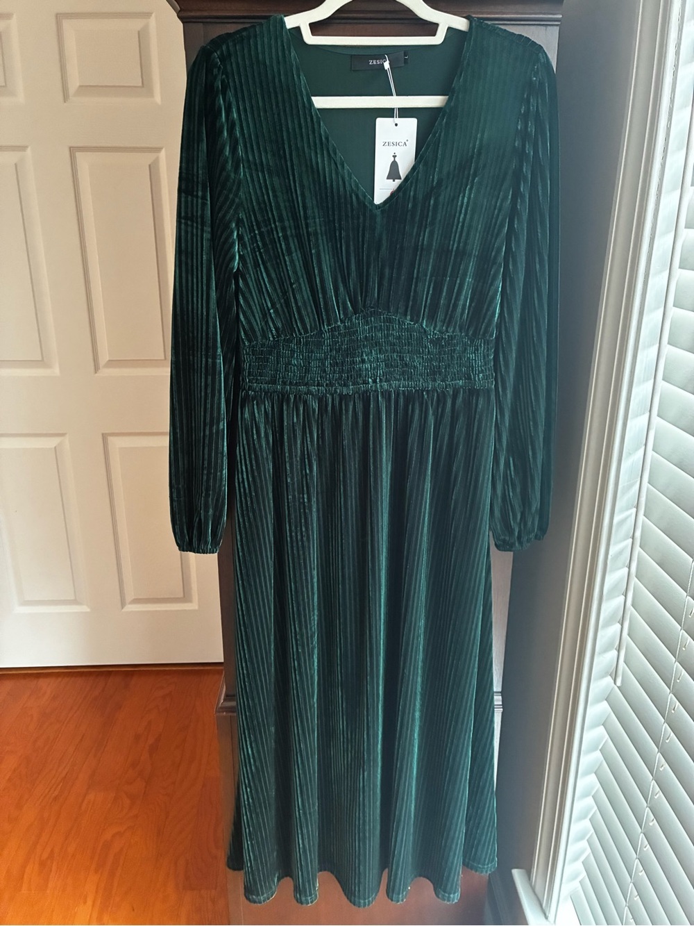 ZESICA Emerald Velvet Pleated Maxi Dress Long Sleeve Smocked Waist Size L NWT - Picture 2 of 7